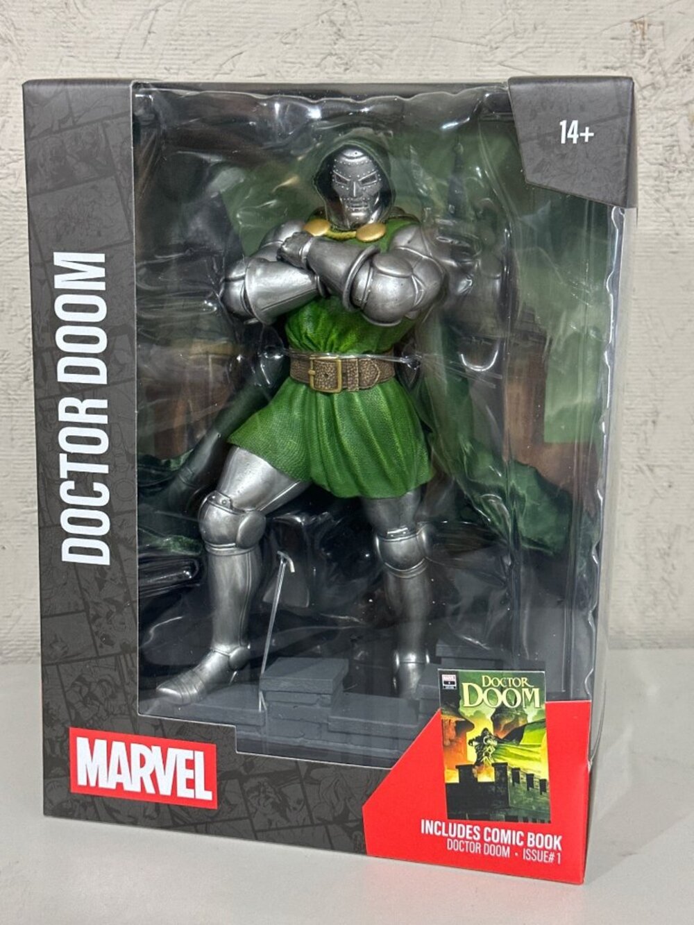 Marvel Doctor Doom Scene & Comic Action Figure